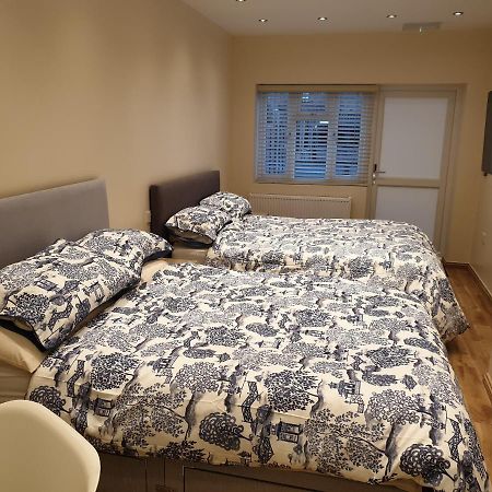 London Luxury Apartments 3 Bedroom Sleeps 8 With 3 Bathrooms 4 Mins Walk To Tube Free Parking Ilford Exterior photo