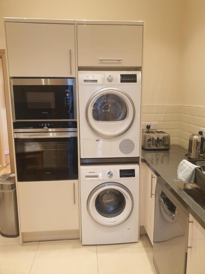 London Luxury Apartments 3 Bedroom Sleeps 8 With 3 Bathrooms 4 Mins Walk To Tube Free Parking Ilford Exterior photo