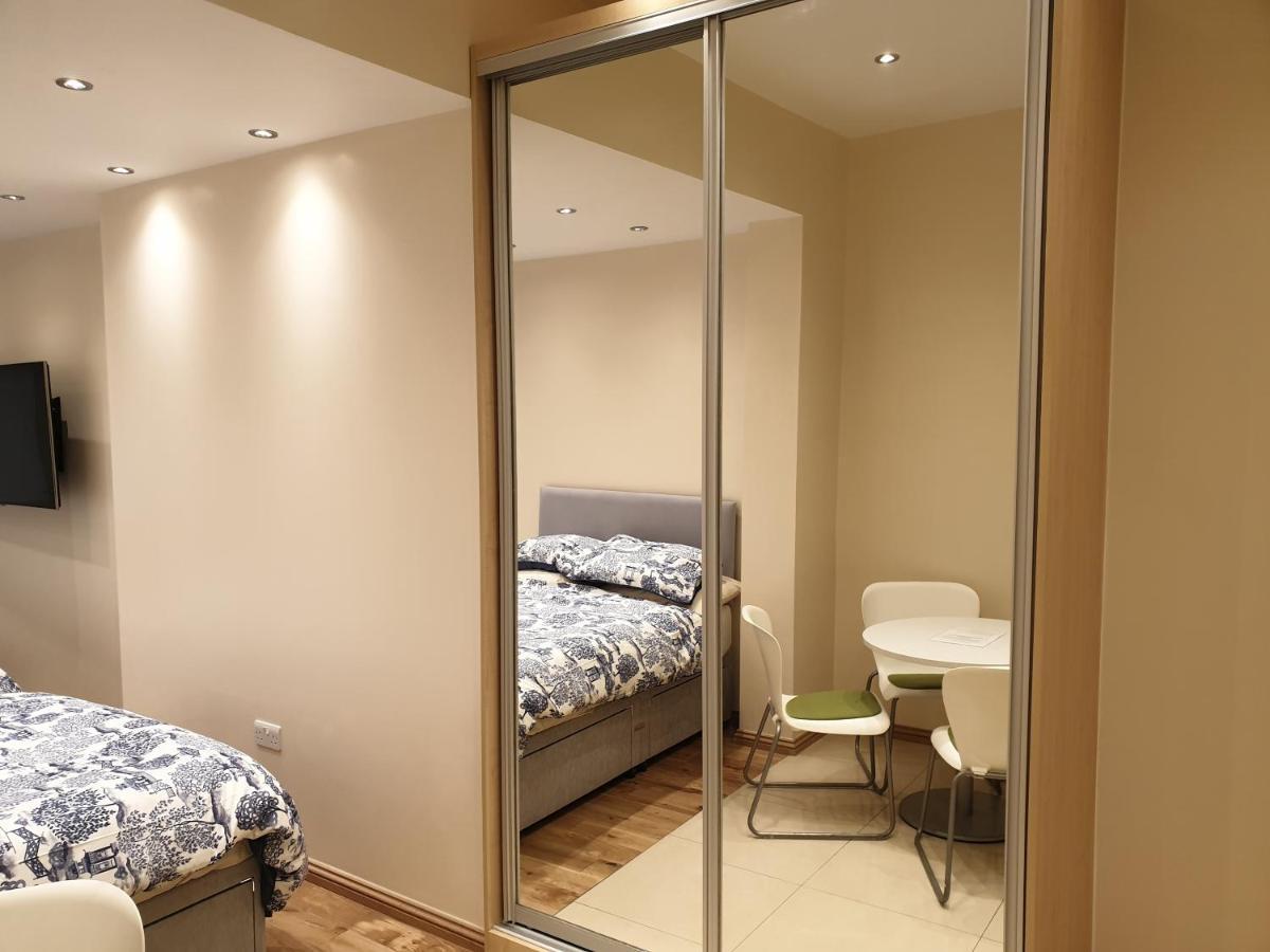 London Luxury Apartments 3 Bedroom Sleeps 8 With 3 Bathrooms 4 Mins Walk To Tube Free Parking Ilford Exterior photo