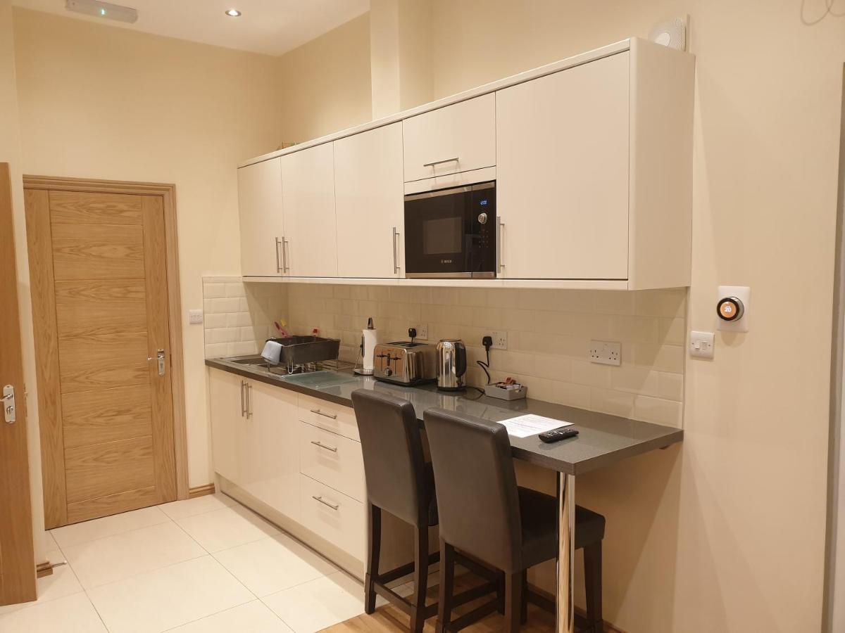 London Luxury Apartments 3 Bedroom Sleeps 8 With 3 Bathrooms 4 Mins Walk To Tube Free Parking Ilford Exterior photo