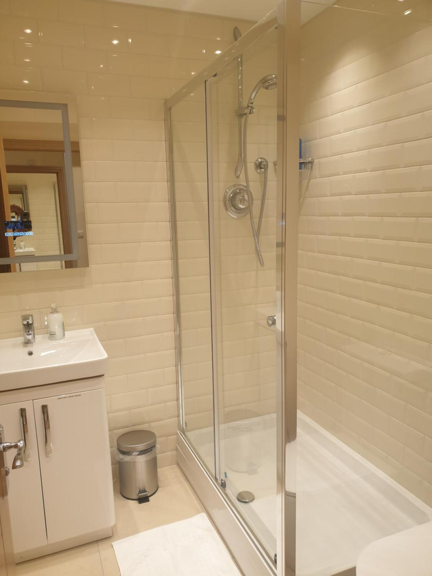 London Luxury Apartments 3 Bedroom Sleeps 8 With 3 Bathrooms 4 Mins Walk To Tube Free Parking Ilford Exterior photo