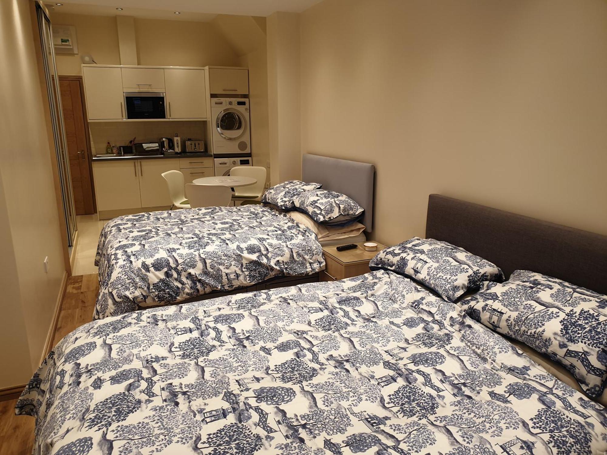 London Luxury Apartments 3 Bedroom Sleeps 8 With 3 Bathrooms 4 Mins Walk To Tube Free Parking Ilford Exterior photo