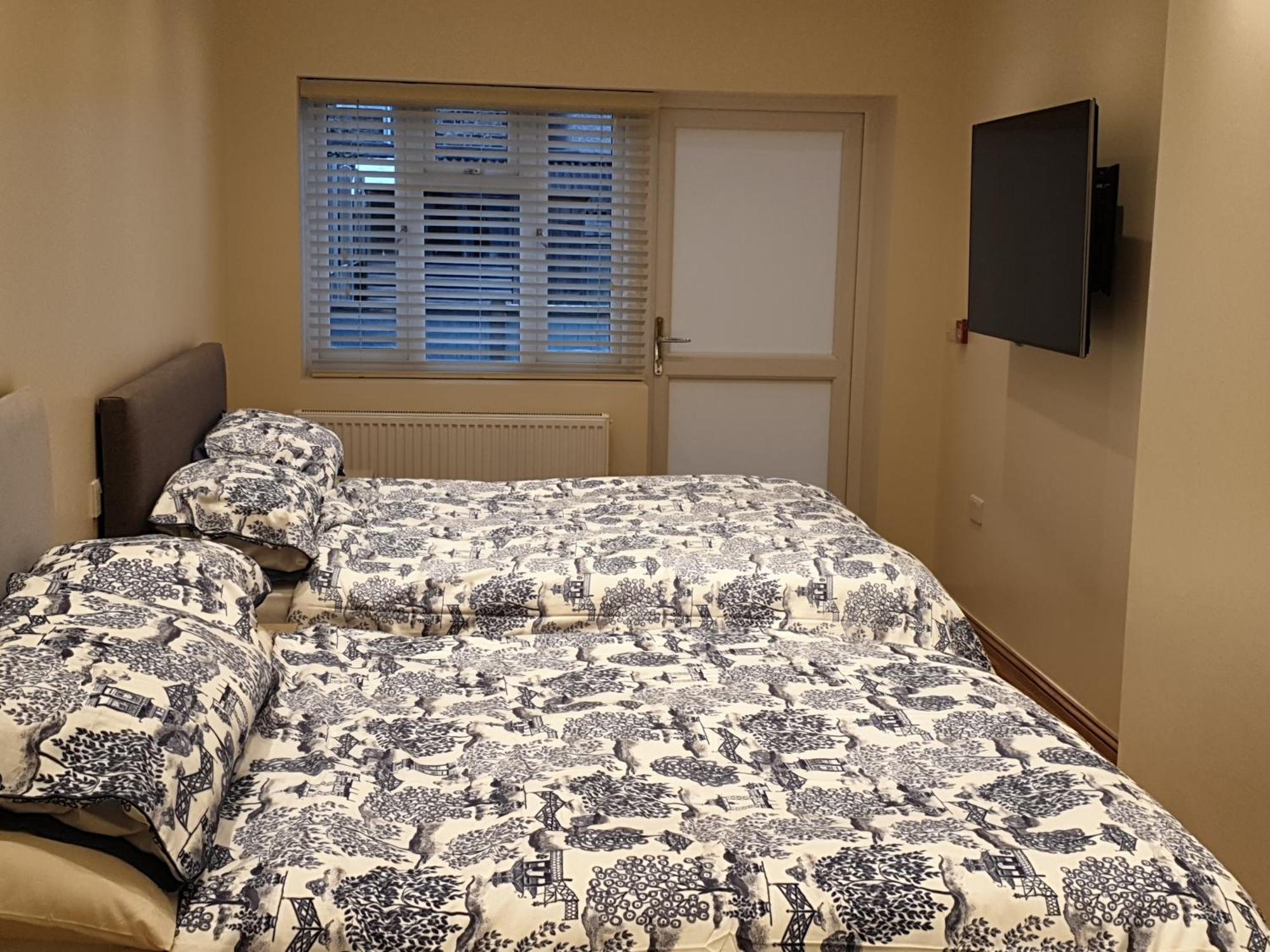 London Luxury Apartments 3 Bedroom Sleeps 8 With 3 Bathrooms 4 Mins Walk To Tube Free Parking Ilford Exterior photo